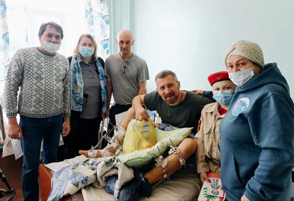 ащитникам с любовью: подарки и письма согрели сердца раненых бойцов в Горловке ащитникам с любовью: подарки и письма согрели сердца раненых бойцов в Горловке