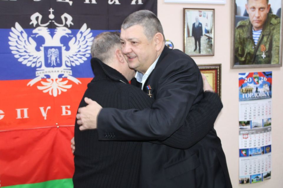 Иван Приходько: Сегодня вручил военному корреспонденту RT, большому другу Горловки Роману Косареву нагрудную медаль имени П.Н. Горлова III степени в знак его заслуг по донесению до мировой общественности правды о зверствах... Иван Приходько: Сегодня вручил военному корреспонденту RT, большому другу Горловки Роману Косареву нагрудную медаль имени П.Н. Горлова III степени в знак его заслуг по донесению до мировой общественности правды о зверствах...