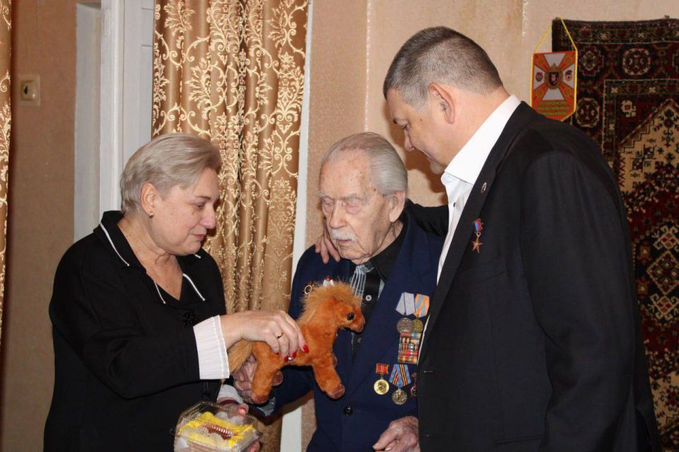 В Горловке поздравили 101-летнего ветерана с Новым годом В Горловке поздравили 101-летнего ветерана с Новым годом