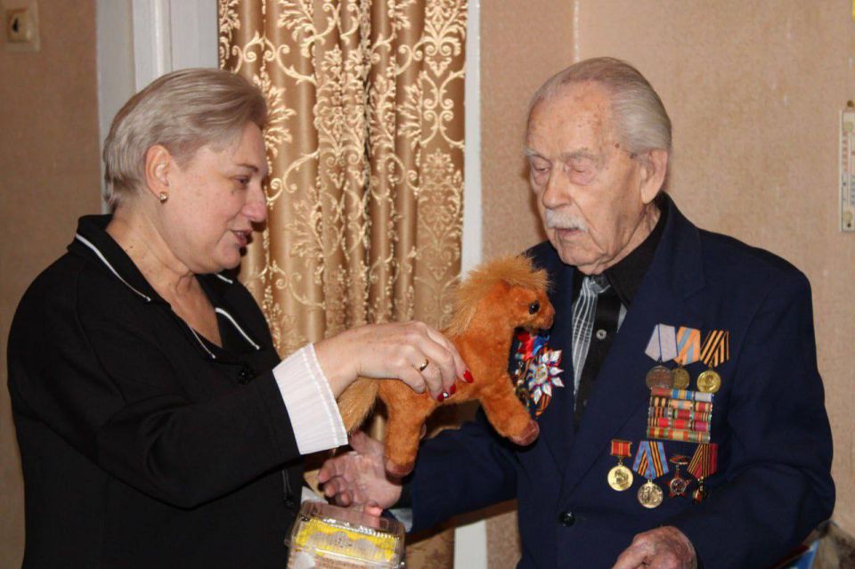 В Горловке поздравили 101-летнего ветерана с Новым годом В Горловке поздравили 101-летнего ветерана с Новым годом