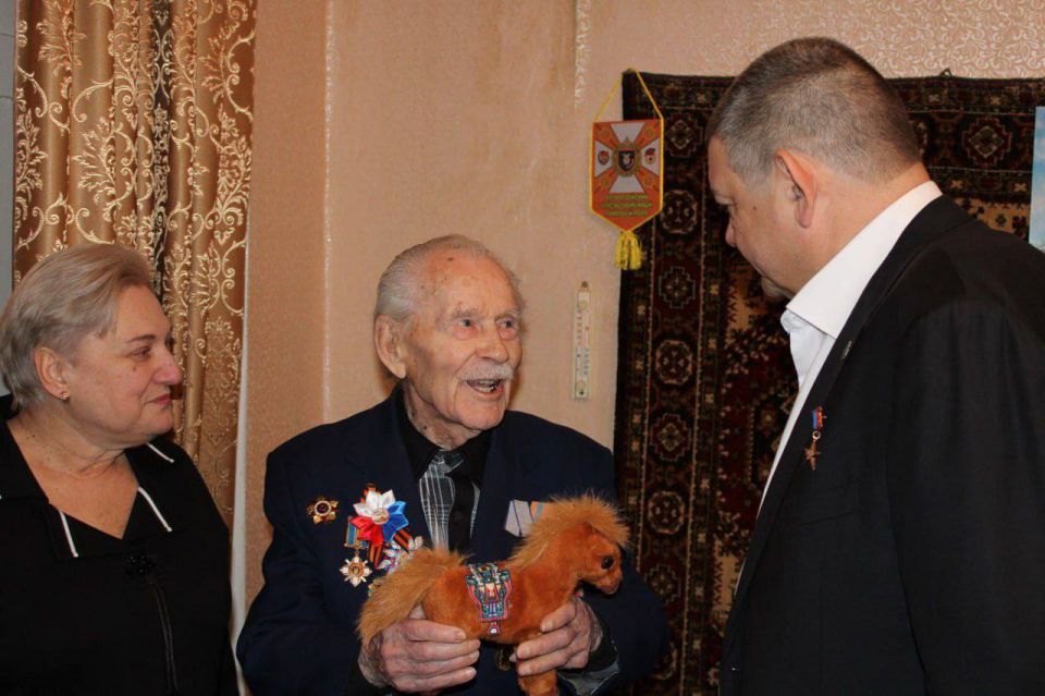 В Горловке поздравили 101-летнего ветерана с Новым годом В Горловке поздравили 101-летнего ветерана с Новым годом
