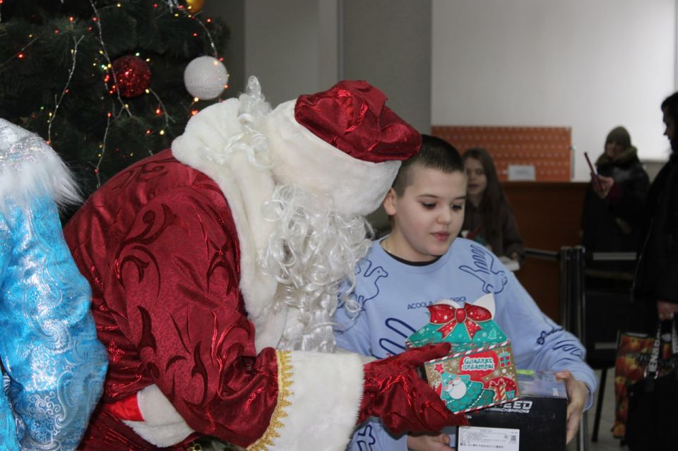 Иван Приходько: Сегодня, 29 декабря, военный корреспондент RT, большой друг Горловки Роман Косарев принял участие во Всероссийской акции «Ёлка желаний», целью которой является подарить детям радость и создать для них... Иван Приходько: Сегодня, 29 декабря, военный корреспондент RT, большой друг Горловки Роман Косарев принял участие во Всероссийской акции «Ёлка желаний», целью которой является подарить детям радость и создать для них...