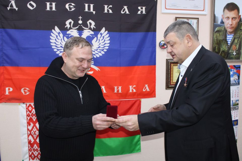 Иван Приходько: Сегодня вручил военному корреспонденту RT, большому другу Горловки Роману Косареву нагрудную медаль имени П.Н. Горлова III степени в знак его заслуг по донесению до мировой общественности правды о зверствах...