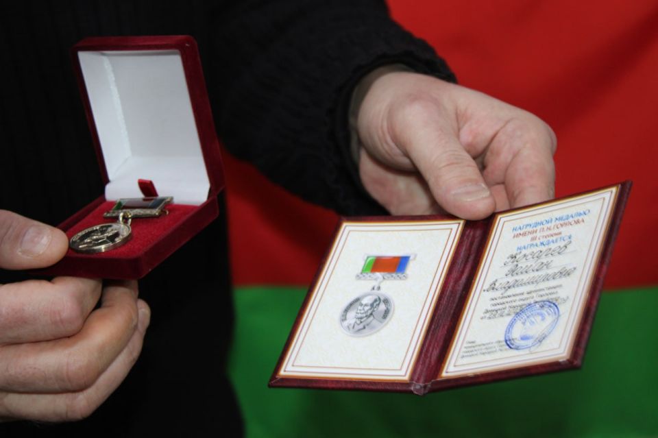 Иван Приходько: Сегодня вручил военному корреспонденту RT, большому другу Горловки Роману Косареву нагрудную медаль имени П.Н. Горлова III степени в знак его заслуг по донесению до мировой общественности правды о зверствах... Иван Приходько: Сегодня вручил военному корреспонденту RT, большому другу Горловки Роману Косареву нагрудную медаль имени П.Н. Горлова III степени в знак его заслуг по донесению до мировой общественности правды о зверствах...