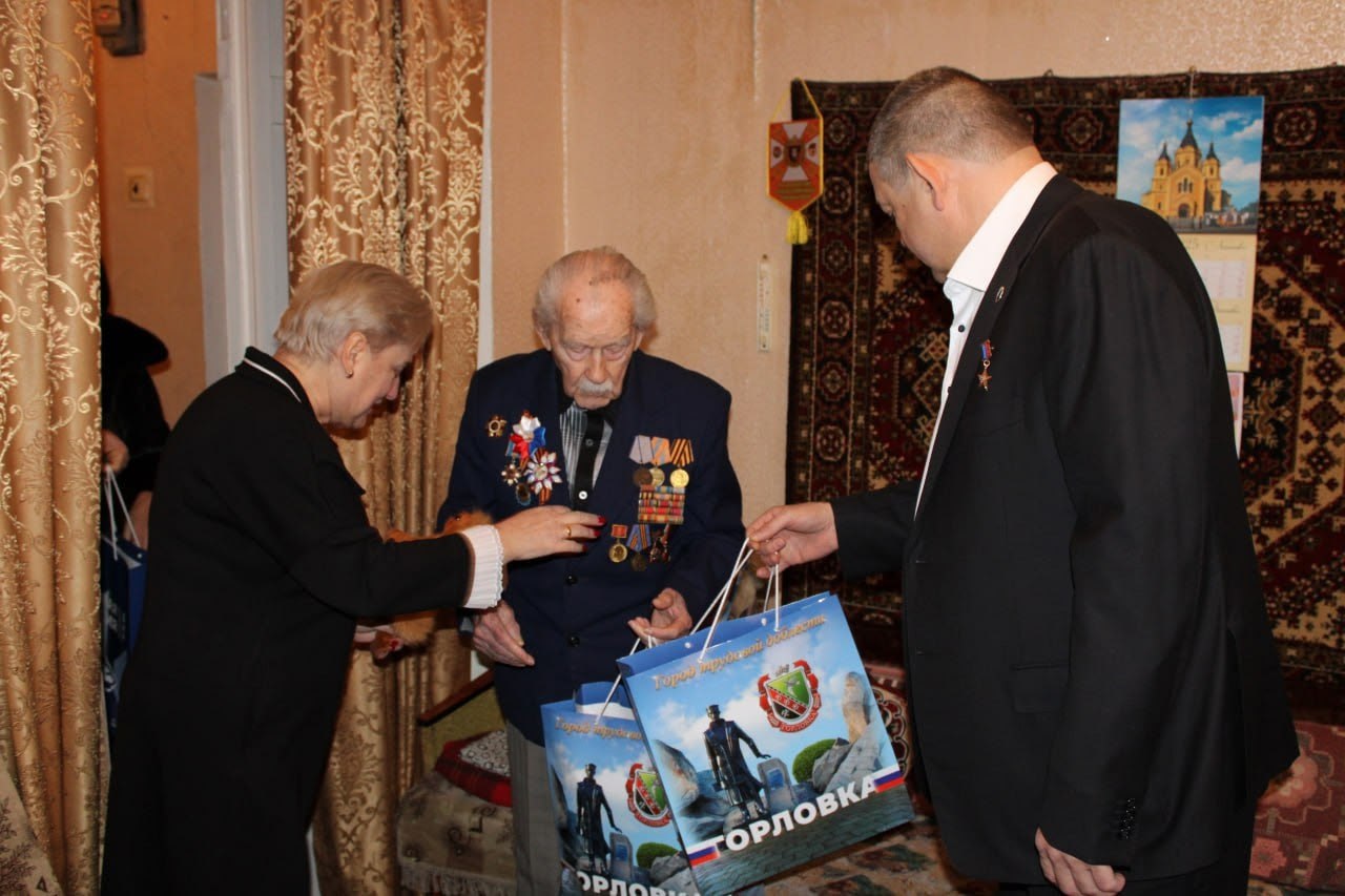 В Калининском районе Горловки поддержали всероссийскую новогоднюю акцию «С Новым годом, ветеран!»