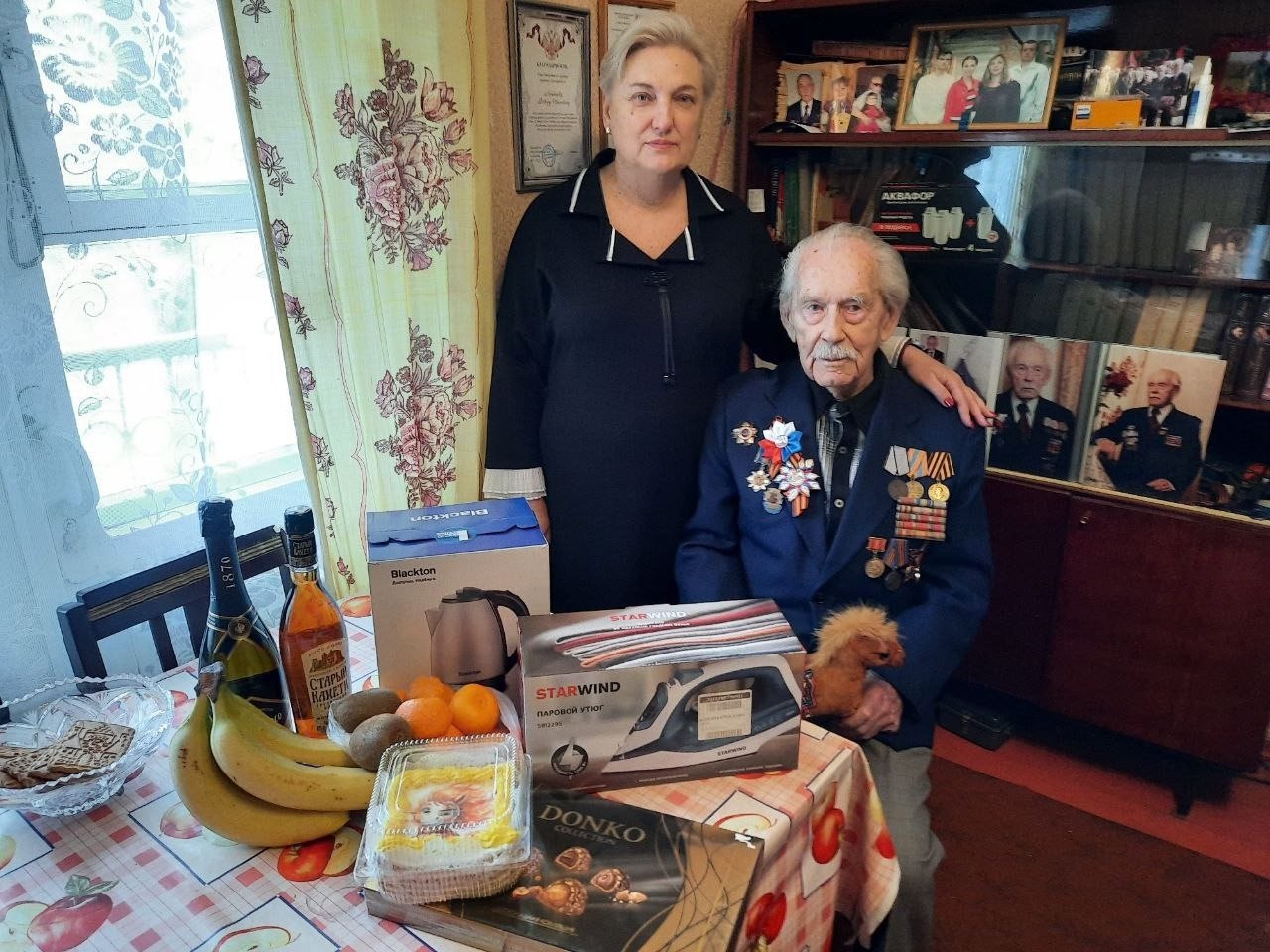 В Калининском районе Горловки поддержали всероссийскую новогоднюю акцию «С Новым годом, ветеран!» В Калининском районе Горловки поддержали всероссийскую новогоднюю акцию «С Новым годом, ветеран!»