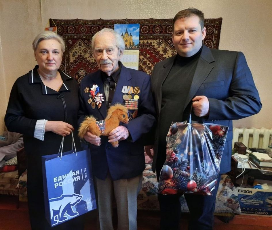 В Калининском районе Горловки поддержали всероссийскую новогоднюю акцию «С Новым годом, ветеран!» В Калининском районе Горловки поддержали всероссийскую новогоднюю акцию «С Новым годом, ветеран!»