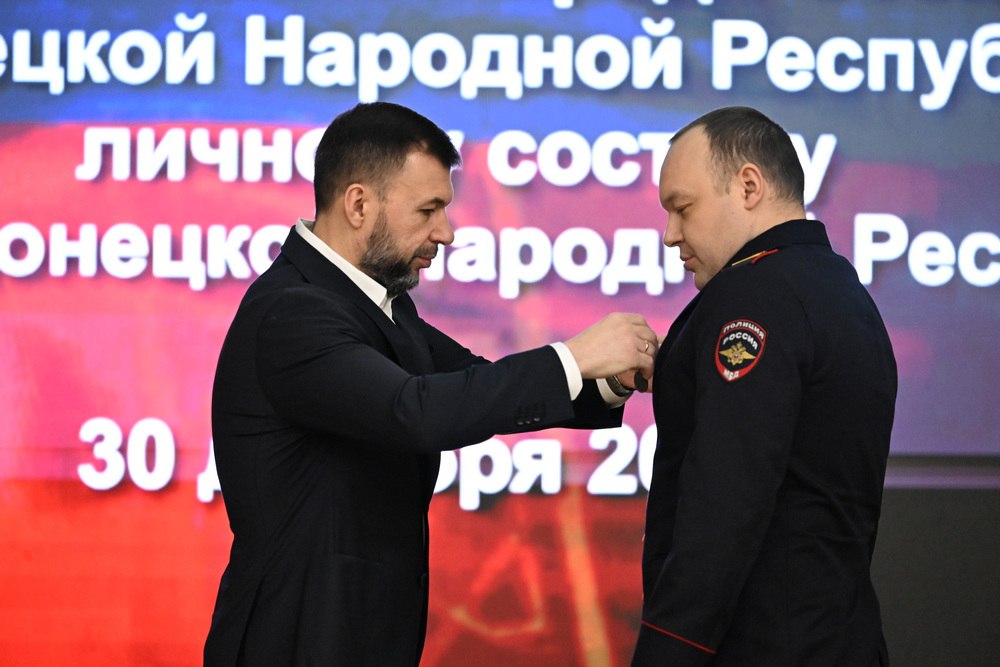 Денис Пушилин: Медалью «За храбрость» IV степени наградил сотрудников МВД, обезвредивших вооруженного преступника в одном из супермаркетов Донецка Денис Пушилин: Медалью «За храбрость» IV степени наградил сотрудников МВД, обезвредивших вооруженного преступника в одном из супермаркетов Донецка