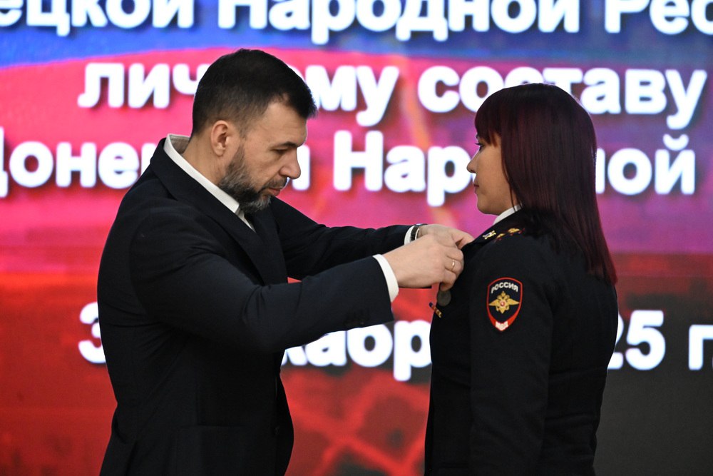 Денис Пушилин: Медалью «За храбрость» IV степени наградил сотрудников МВД, обезвредивших вооруженного преступника в одном из супермаркетов Донецка Денис Пушилин: Медалью «За храбрость» IV степени наградил сотрудников МВД, обезвредивших вооруженного преступника в одном из супермаркетов Донецка