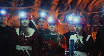 Молодежный хор «Росток» Богоявленского кафедрального собора Горловки исполнил рождественскую песню на глубине 460 метров в макеевской шахте "Горняк-95"