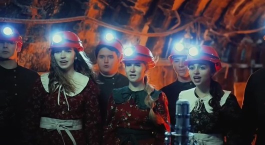Молодежный хор «Росток» Богоявленского кафедрального собора Горловки исполнил рождественскую песню на глубине 460 метров в макеевской шахте "Горняк-95"