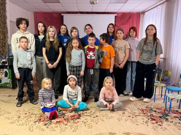 В ожидании чуда. В преддверии Рождества Христова активисты Калининского районного штаба Молодёжки Горловки навестили воспитанников детского социального центра