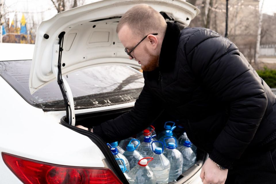 Роман Конев: 13 января 2026 года депутаты Горловского городского совета от фракции «Единая Россия» – Андрей Костюк и Даниил Карабаев осуществили адресную подвозку воды Роман Конев: 13 января 2026 года депутаты Горловского городского совета от фракции «Единая Россия» – Андрей Костюк и Даниил Карабаев осуществили адресную подвозку воды