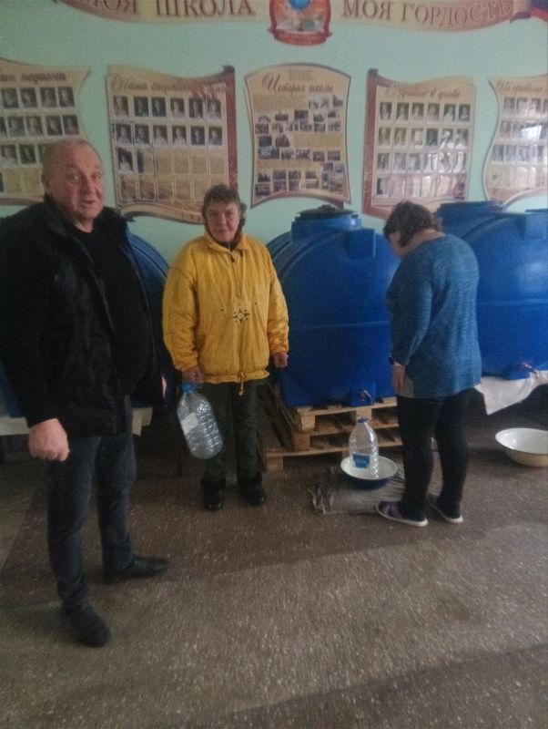 Роман Конев: 15 января 2026 года депутаты Горловского городского совета от фракции «Единая Россия» – Наталия Ботвина, Павел Калфакчиян и Игорь Толкачёв – посетили места подвоза воды и осуществили адресный подвоз воды Роман Конев: 15 января 2026 года депутаты Горловского городского совета от фракции «Единая Россия» – Наталия Ботвина, Павел Калфакчиян и Игорь Толкачёв – посетили места подвоза воды и осуществили адресный подвоз воды