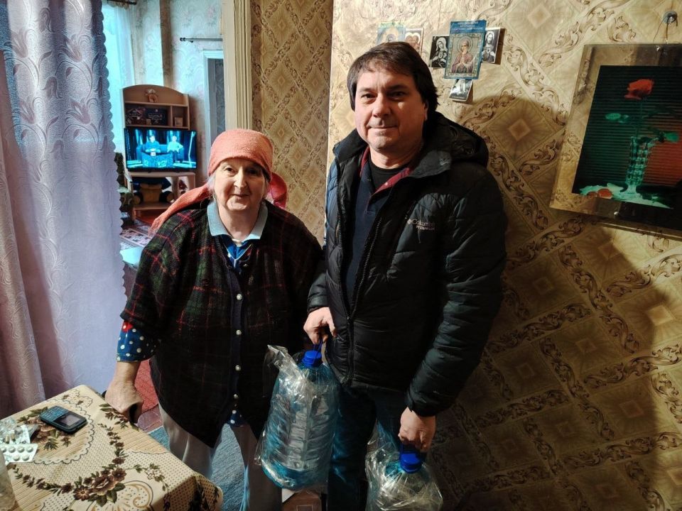 Роман Конев: 16 января 2026 года депутаты Горловского городского совета от фракции «Единая Россия» — Евгений Прокопович и Андрей Костюк — посетили места подвоза воды и осуществили адресную доставку воды Роман Конев: 16 января 2026 года депутаты Горловского городского совета от фракции «Единая Россия» — Евгений Прокопович и Андрей Костюк — посетили места подвоза воды и осуществили адресную доставку воды