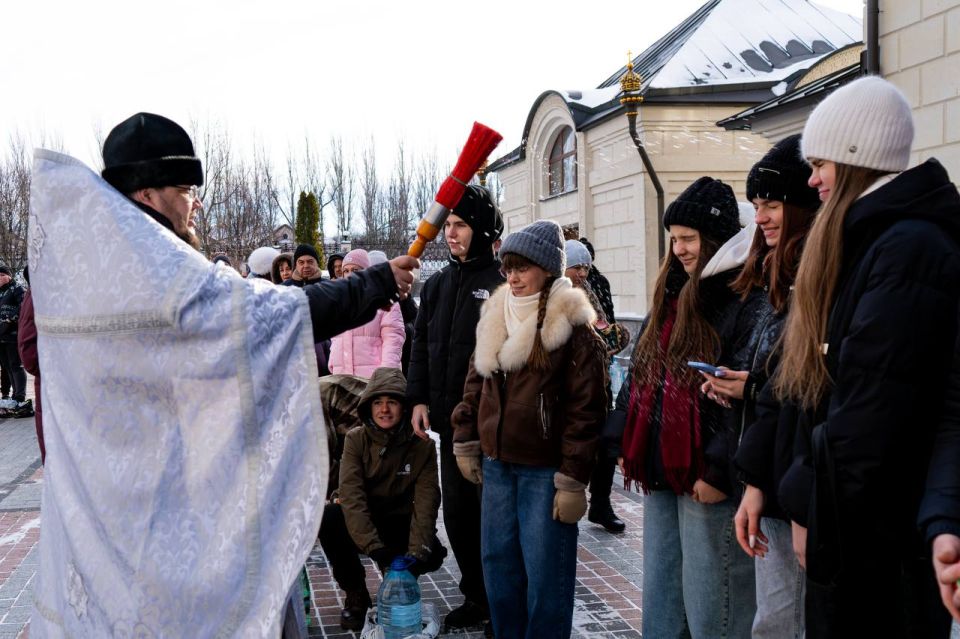 19 января, в праздник Крещение Господне, верующие молятся о духовном очищении и обновлении, подобно тому, как обновились воды Иордана