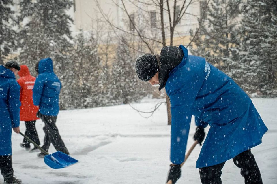 Денис Шимановский: Молодежные организации сегодня оперативно включились в работу по устранению последствий снегопада Денис Шимановский: Молодежные организации сегодня оперативно включились в работу по устранению последствий снегопада