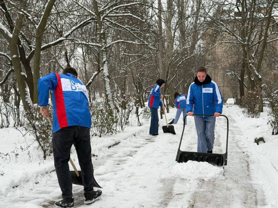 Денис Шимановский: Молодежные организации сегодня оперативно включились в работу по устранению последствий снегопада Денис Шимановский: Молодежные организации сегодня оперативно включились в работу по устранению последствий снегопада