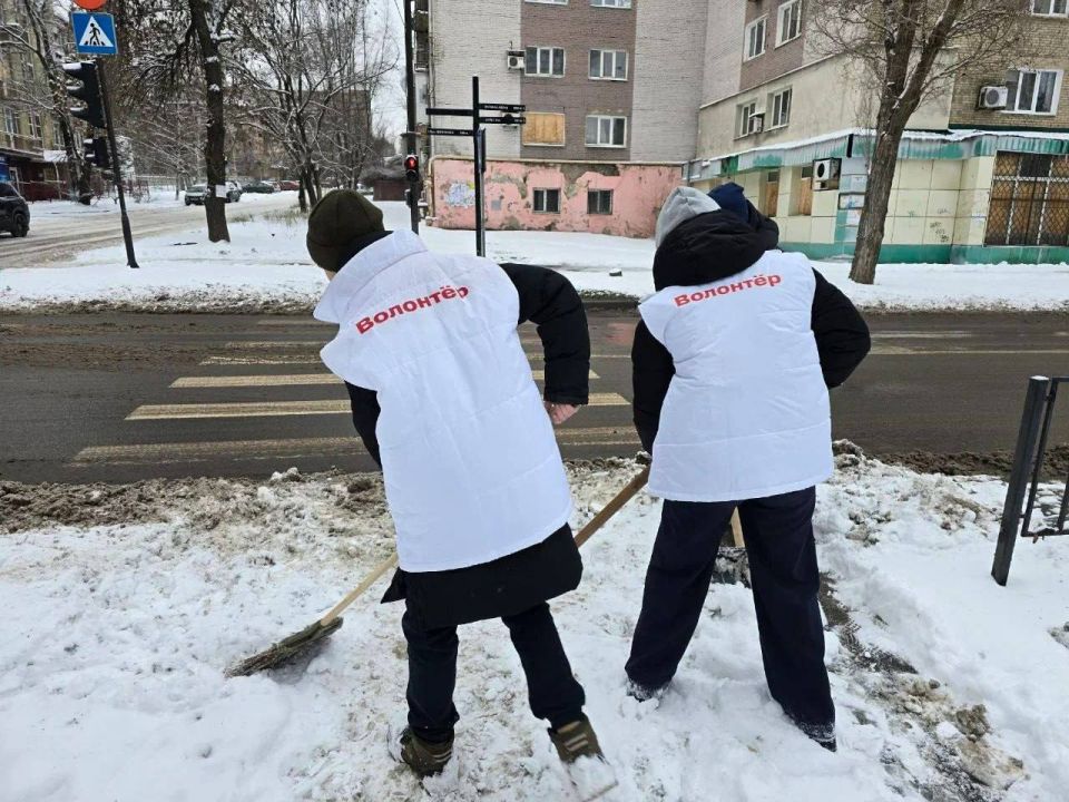 Денис Шимановский: Молодежные организации сегодня оперативно включились в работу по устранению последствий снегопада Денис Шимановский: Молодежные организации сегодня оперативно включились в работу по устранению последствий снегопада