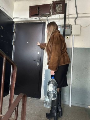 Роман Конев: 28 января 2026 года депутаты Горловского городского совета от фракции «Единая Россия» – София Потапова, Светлана Евсеенко и Николай Гальченко – посетили места подвоза воды и осуществили адресную доставку воды