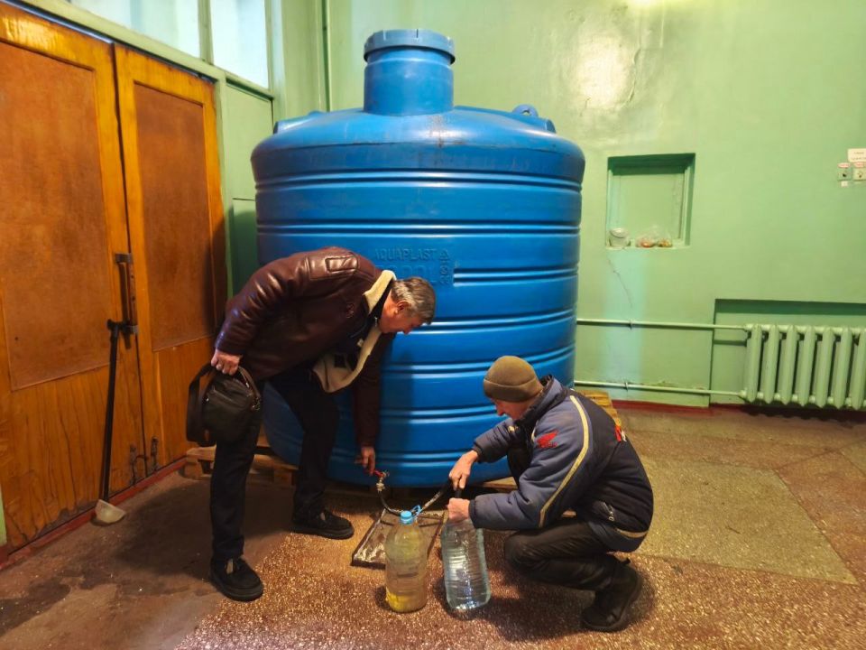 Роман Конев: 4 февраля 2026 года депутаты Горловского городского совета от фракции «Единая Россия» – София Потапова, Александр Бобровский, Светлана Евсеенко и Николай Гальченко посетили места подвоза воды и развезли воду Роман Конев: 4 февраля 2026 года депутаты Горловского городского совета от фракции «Единая Россия» – София Потапова, Александр Бобровский, Светлана Евсеенко и Николай Гальченко посетили места подвоза воды и развезли воду