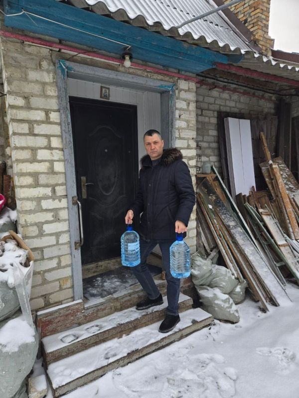 Роман Конев: 3 февраля 2026 года депутаты Горловского городского совета от фракции «Единая Россия» – Максим Лебедев, Алексей Костин, Эдуард Полепкин, Елена Кузьмина, Даниил Карабаев – осуществили адресный подвоз воды и...