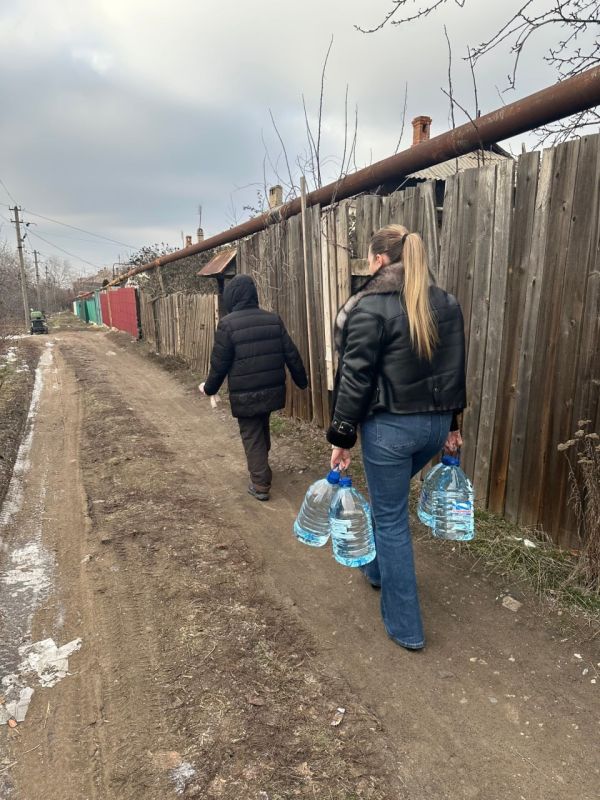 Роман Конев: 4 февраля 2026 года депутаты Горловского городского совета от фракции «Единая Россия» – София Потапова, Александр Бобровский, Светлана Евсеенко и Николай Гальченко посетили места подвоза воды и развезли воду