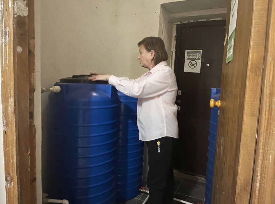 Роман Конев: 4 февраля 2026 года депутаты Горловского городского совета от фракции «Единая Россия» – София Потапова, Александр Бобровский, Светлана Евсеенко и Николай Гальченко посетили места подвоза воды и развезли воду Роман Конев: 4 февраля 2026 года депутаты Горловского городского совета от фракции «Единая Россия» – София Потапова, Александр Бобровский, Светлана Евсеенко и Николай Гальченко посетили места подвоза воды и развезли воду