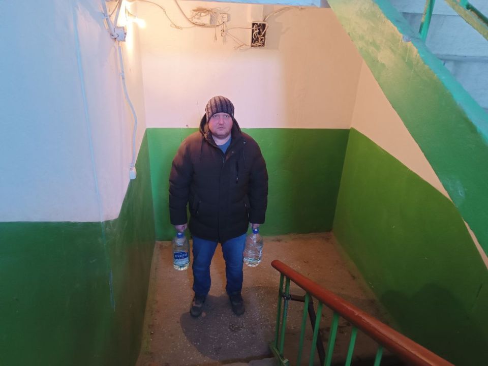 Роман Конев: 4 февраля 2026 года депутаты Горловского городского совета от фракции «Единая Россия» – София Потапова, Александр Бобровский, Светлана Евсеенко и Николай Гальченко посетили места подвоза воды и развезли воду Роман Конев: 4 февраля 2026 года депутаты Горловского городского совета от фракции «Единая Россия» – София Потапова, Александр Бобровский, Светлана Евсеенко и Николай Гальченко посетили места подвоза воды и развезли воду