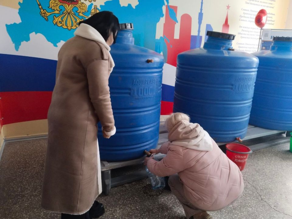 Роман Конев: 9 февраля 2026 года депутаты Горловского городского совета от фракции «Единая Россия» – Елена Кузьмина и Инает Розводова – осуществили адресный подвоз воды и посетили места подвоза воды Роман Конев: 9 февраля 2026 года депутаты Горловского городского совета от фракции «Единая Россия» – Елена Кузьмина и Инает Розводова – осуществили адресный подвоз воды и посетили места подвоза воды