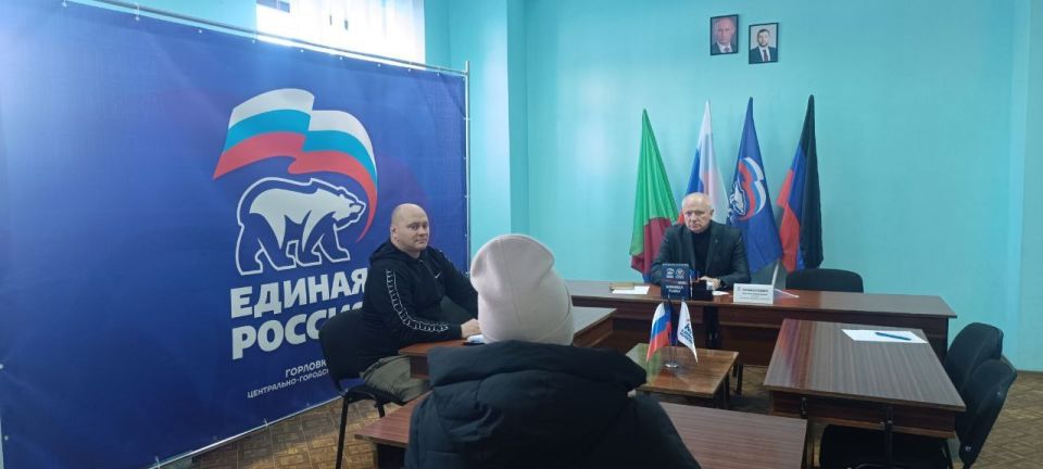 Роман Конев: 10 февраля 2026 года депутаты Горловского городского совета от фракции «Единая Россия» – Светлана Евсеенко, Александр Кунов, Олег Сладкевич, Даниил Карабаев осуществили адресный подвоз воды и посетили места... Роман Конев: 10 февраля 2026 года депутаты Горловского городского совета от фракции «Единая Россия» – Светлана Евсеенко, Александр Кунов, Олег Сладкевич, Даниил Карабаев осуществили адресный подвоз воды и посетили места...