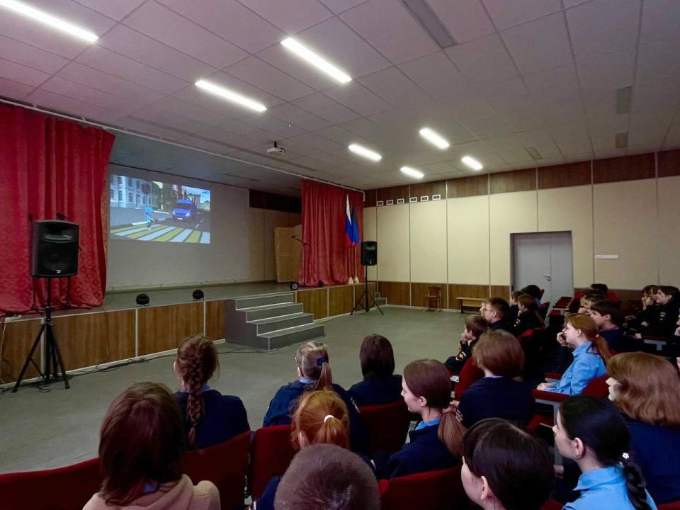 Стражи правопорядка провели урок дорожной безопасности в кадетском классе
