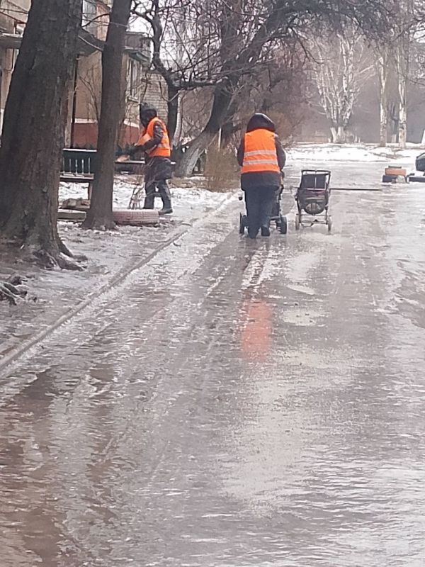 Роман Конев: В Горловке, в связи с резким ухудшением погодных условий, городские службы приступили к активной борьбе с гололедом Роман Конев: В Горловке, в связи с резким ухудшением погодных условий, городские службы приступили к активной борьбе с гололедом