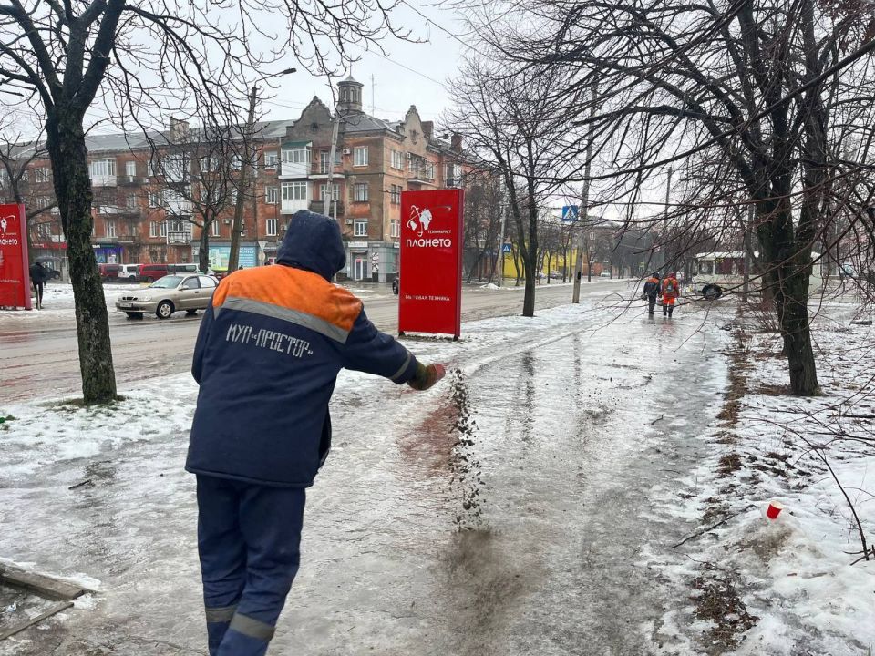 Роман Конев: В Горловке, в связи с резким ухудшением погодных условий, городские службы приступили к активной борьбе с гололедом Роман Конев: В Горловке, в связи с резким ухудшением погодных условий, городские службы приступили к активной борьбе с гололедом