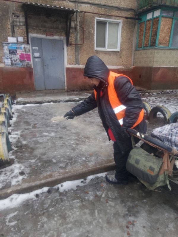 Роман Конев: В Горловке, в связи с резким ухудшением погодных условий, городские службы приступили к активной борьбе с гололедом Роман Конев: В Горловке, в связи с резким ухудшением погодных условий, городские службы приступили к активной борьбе с гололедом