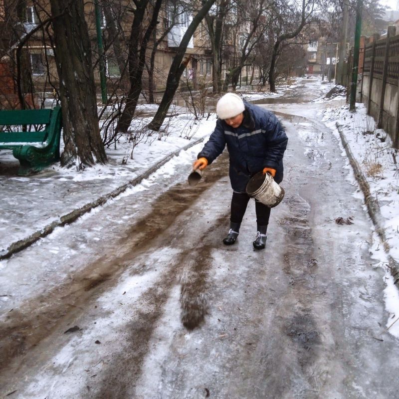 Роман Конев: В Горловке, в связи с резким ухудшением погодных условий, городские службы приступили к активной борьбе с гололедом Роман Конев: В Горловке, в связи с резким ухудшением погодных условий, городские службы приступили к активной борьбе с гололедом
