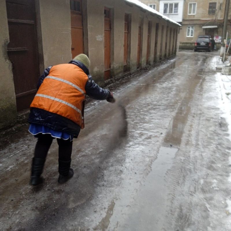 Роман Конев: В Горловке, в связи с резким ухудшением погодных условий, городские службы приступили к активной борьбе с гололедом Роман Конев: В Горловке, в связи с резким ухудшением погодных условий, городские службы приступили к активной борьбе с гололедом