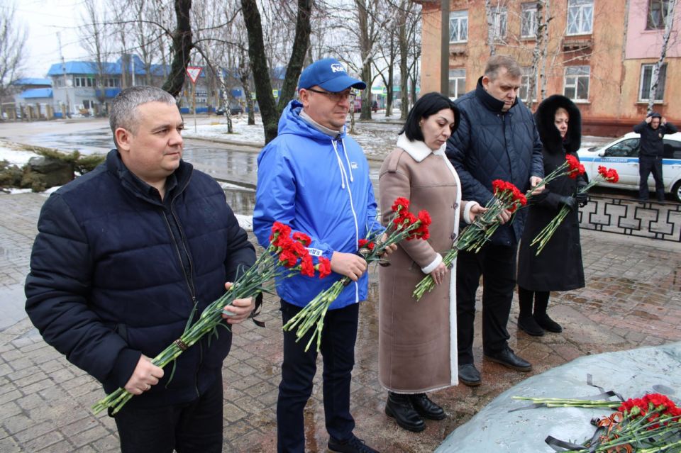 Роман Конев: В воскресенье, 15 февраля, в День чествования участников боевых действий, исполнявших служебный долг за пределами Отечества, совместно с первым заместителем главы администрации городского округа Горловка Павлом...