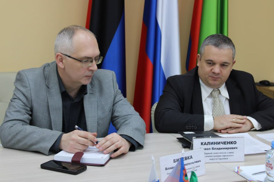 Роман Конев: Во вторник, 17 февраля, принял участие в аппаратном совещании администрации Горловки (ДНР), собравшем руководителей городских подразделений, представителей силовых структур, а также предприятий и учреждений Роман Конев: Во вторник, 17 февраля, принял участие в аппаратном совещании администрации Горловки (ДНР), собравшем руководителей городских подразделений, представителей силовых структур, а также предприятий и учреждений