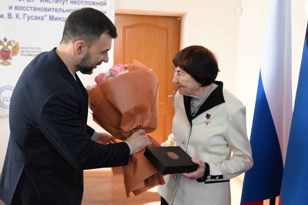 Денис Пушилин: Вручил Звезду Героя Труда Донецкой Народной Республики заведующей отделом неотложной и восстановительной сосудистой хирургии ИНВХ им. В.К. Гусака Алле Александровне Иваненко Денис Пушилин: Вручил Звезду Героя Труда Донецкой Народной Республики заведующей отделом неотложной и восстановительной сосудистой хирургии ИНВХ им. В.К. Гусака Алле Александровне Иваненко