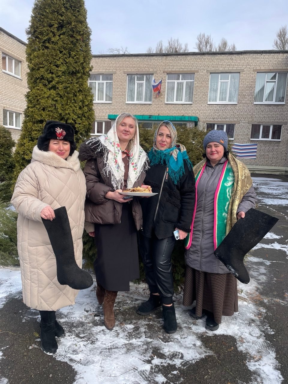 Единороссы Калининского района Горловки проводили Масленицу Единороссы Калининского района Горловки проводили Масленицу