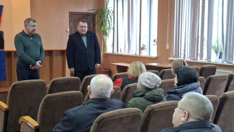 Сергей Скиданов: Совместно с руководителем управы Киевского внутригородского района Левченко Валентином Викторовичем мы встретились с трудовым коллективом филиала «Донецкое ПУВКХ» ГУП ДНР «ВОДА ДОНБАССА»