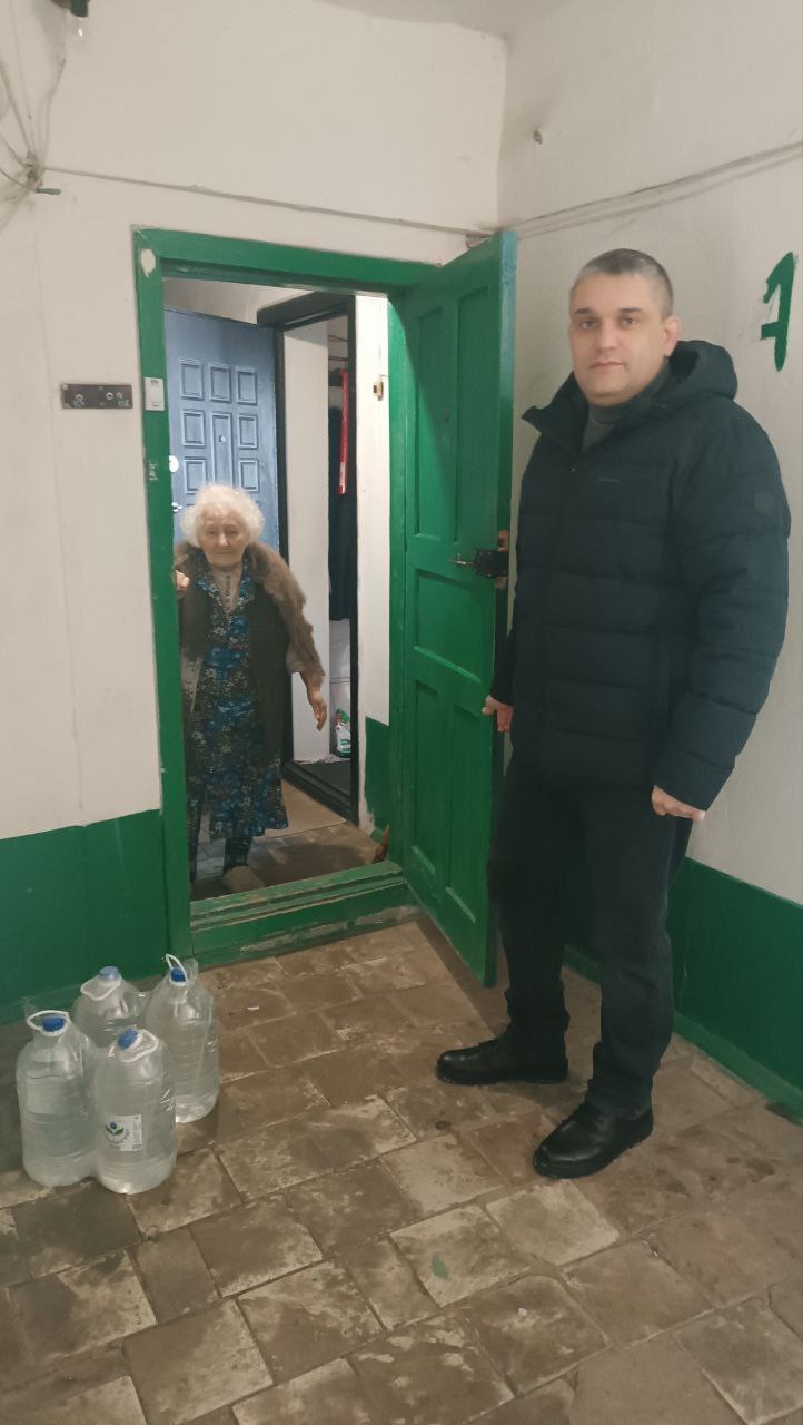 Роман Конев: 26 февраля 2026 года депутаты Горловского городского совета от фракции «Единая Россия» – Светлана Евсеенко и Павел Калфакчиян посетили места подвоза воды и осуществили адресный подвоз воды Роман Конев: 26 февраля 2026 года депутаты Горловского городского совета от фракции «Единая Россия» – Светлана Евсеенко и Павел Калфакчиян посетили места подвоза воды и осуществили адресный подвоз воды