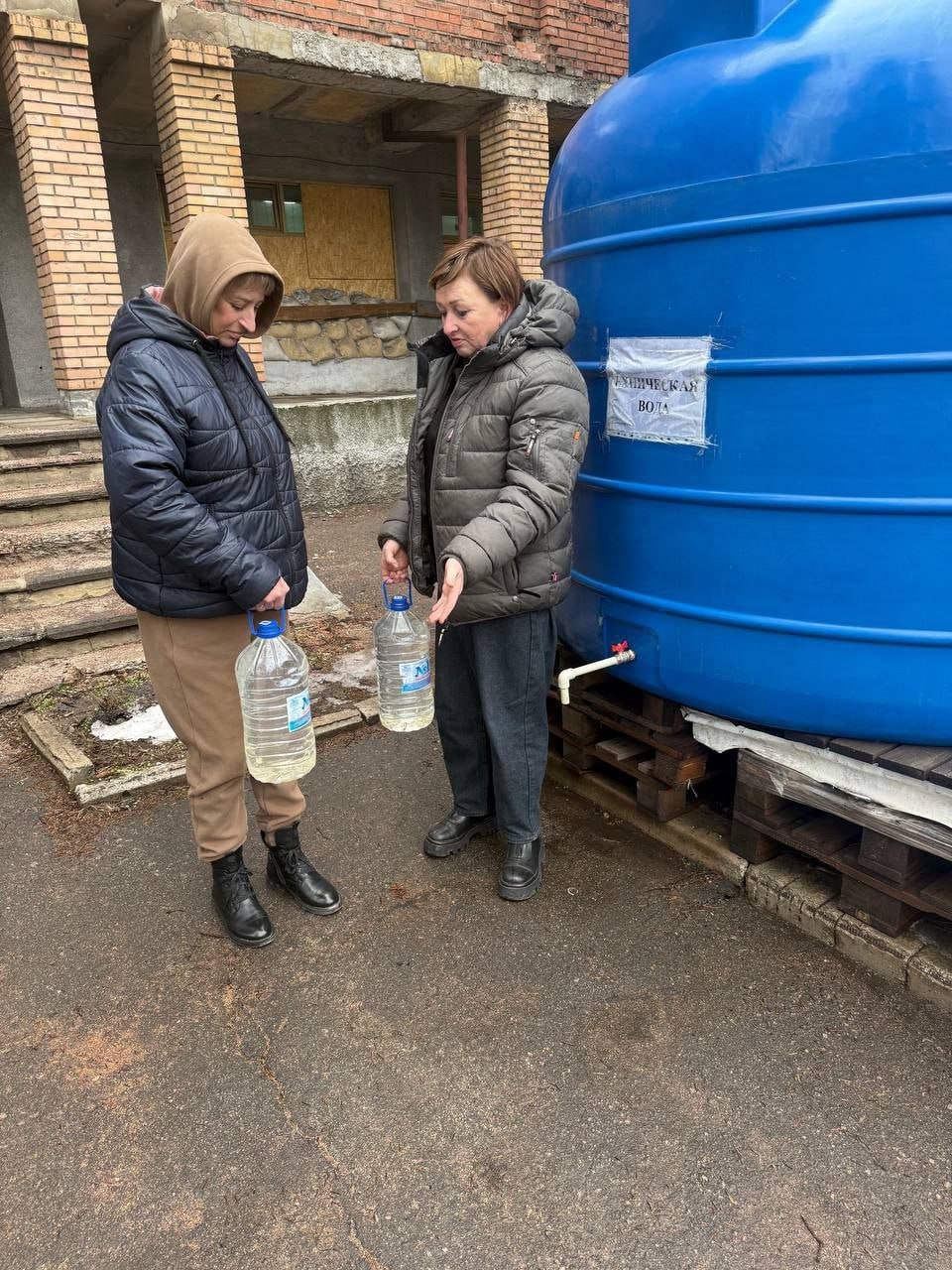 Роман Конев: 26 февраля 2026 года депутаты Горловского городского совета от фракции «Единая Россия» – Светлана Евсеенко и Павел Калфакчиян посетили места подвоза воды и осуществили адресный подвоз воды