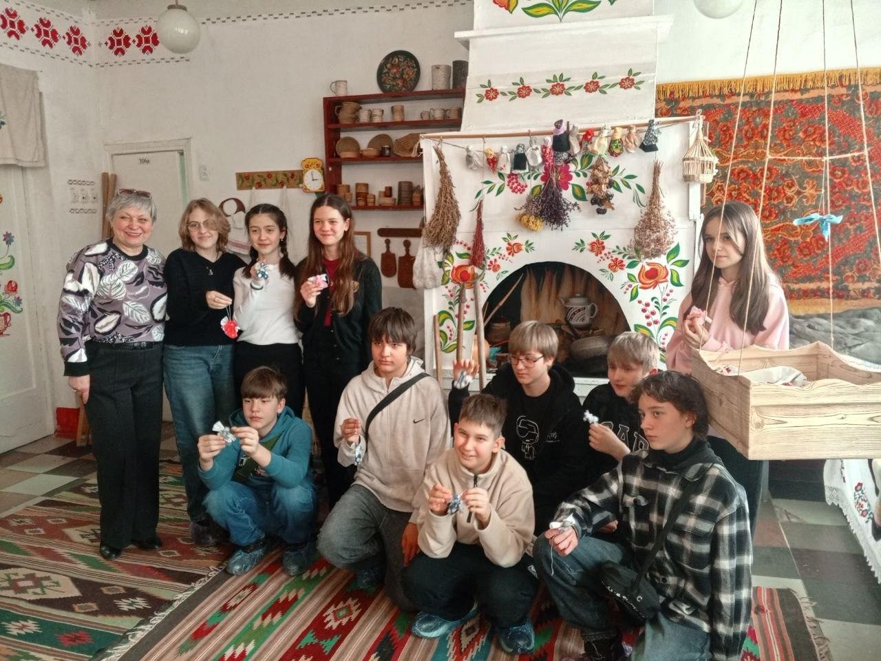 В Горловке прошел мастер-класс по куклам-мотанкам В Горловке прошел мастер-класс по куклам-мотанкам