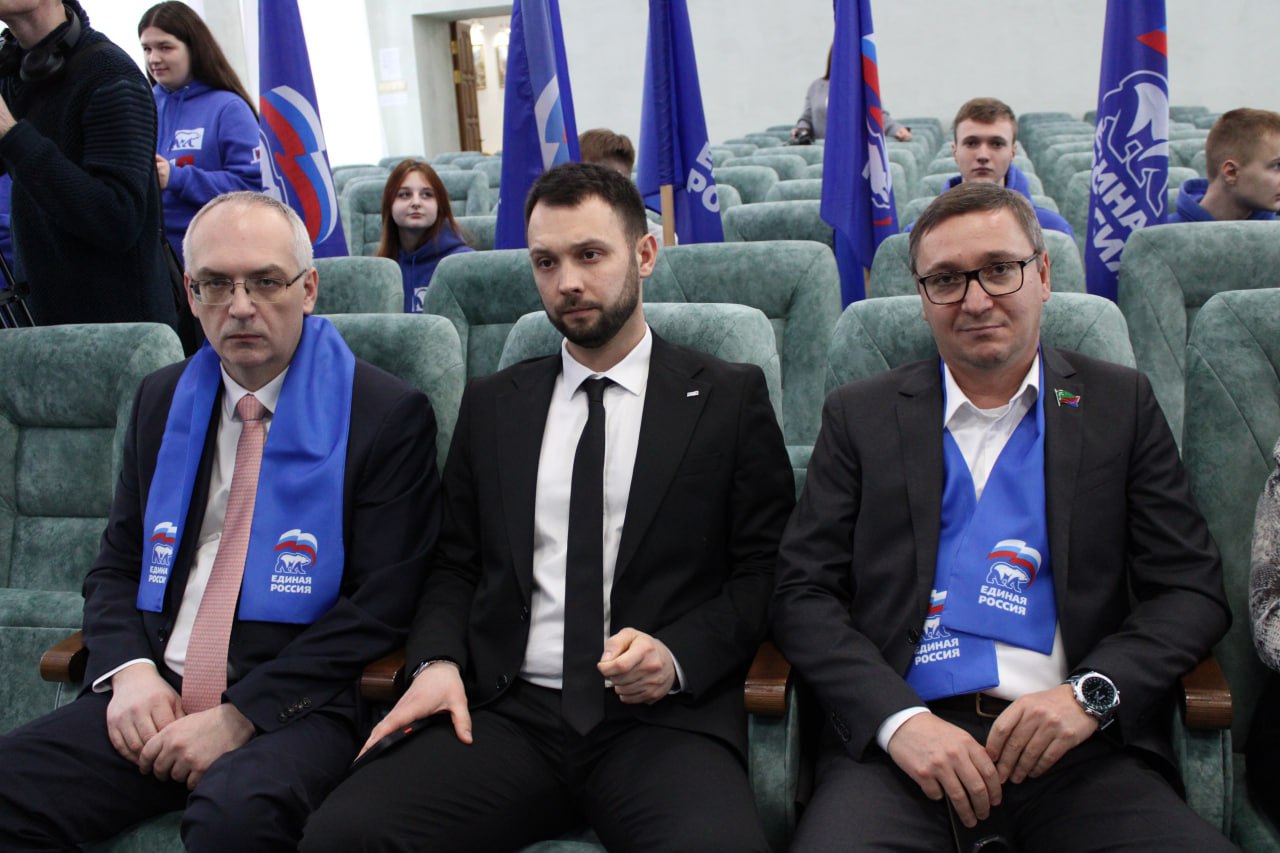 Роман Конев: 26 февраля 2026 года принял участие в муниципальном отчётном форуме «Возрождаем Донбасс вместе с Единой Россией» Роман Конев: 26 февраля 2026 года принял участие в муниципальном отчётном форуме «Возрождаем Донбасс вместе с Единой Россией»