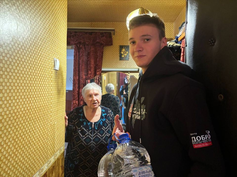 В каждой капле — жизнь. Вновь помогли маломобильным жителям Горловки в рамках акции «Молодёжь не оставит в беде», доставив питьевую воду