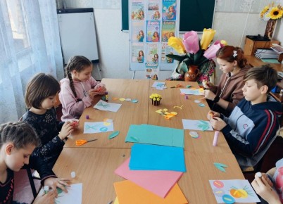 В Горловке дети создали праздничные открытки своими руками