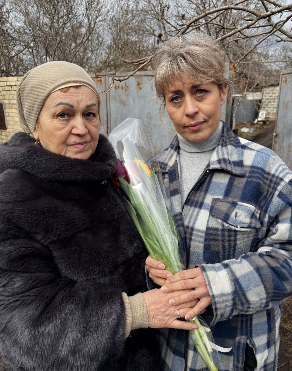 «Цветы мамам Героев»: трогательная акция 8 марта в Горловке