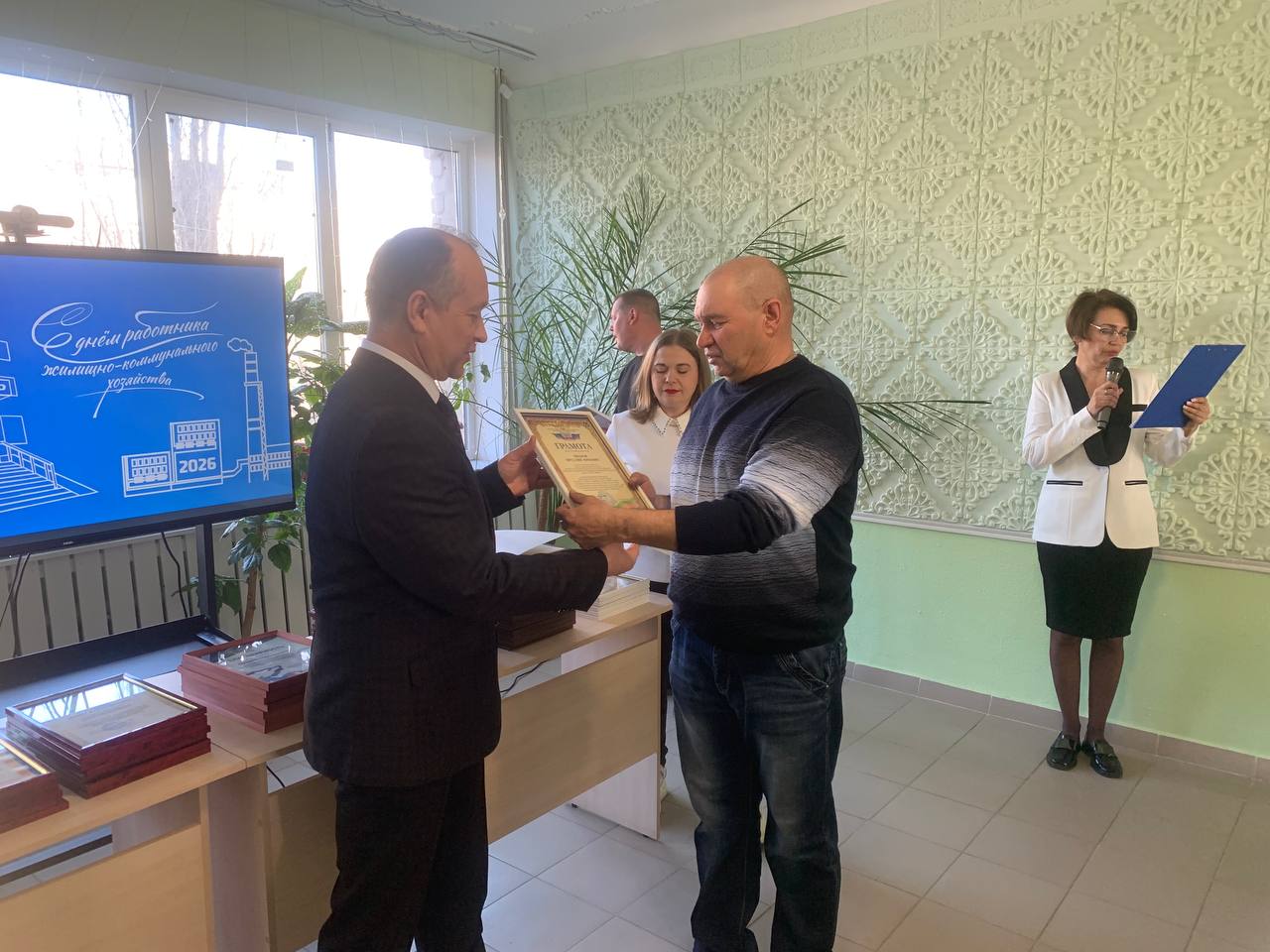 В Горловке поздравили сотрудников коммунальных службы с профессиональным праздником В Горловке поздравили сотрудников коммунальных службы с профессиональным праздником